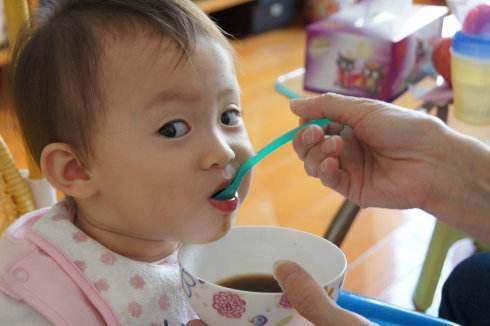 孩子：最好停止，孩子脾虚积食，体质差儿科专家：父母不要这样喂宝宝