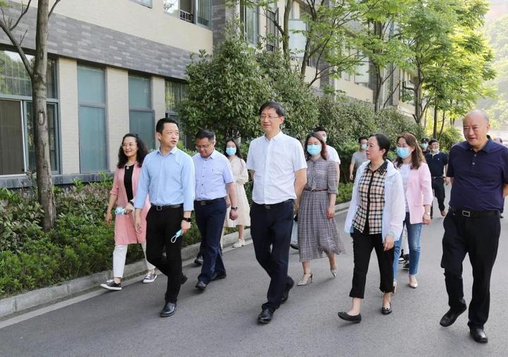 邹联克到红花岗区调研春季开学工作