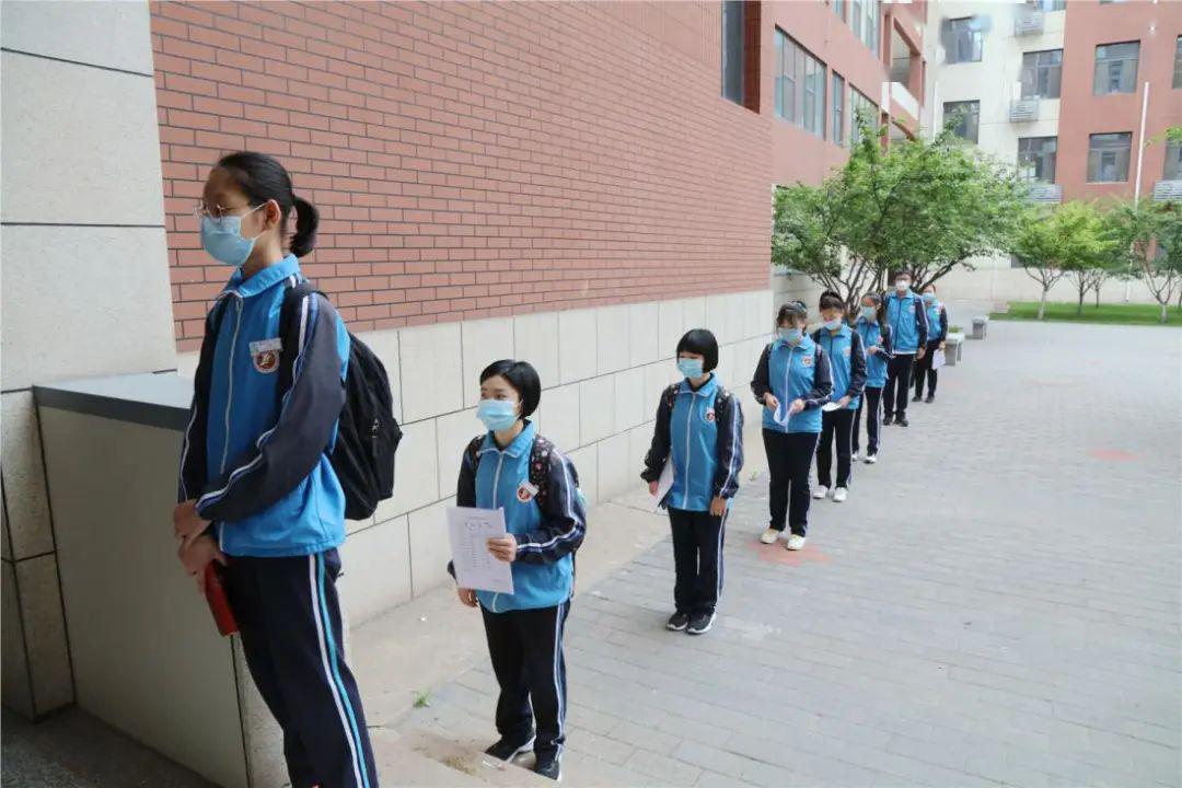 学生在教室外有序排队