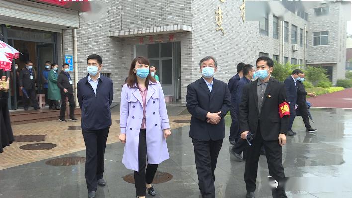 今天上午,区委常委,副区长高继锋,副区长牟晓丽察看