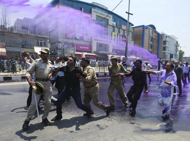 印度也在崛起,为何西方丝毫不围堵反而支持呢?