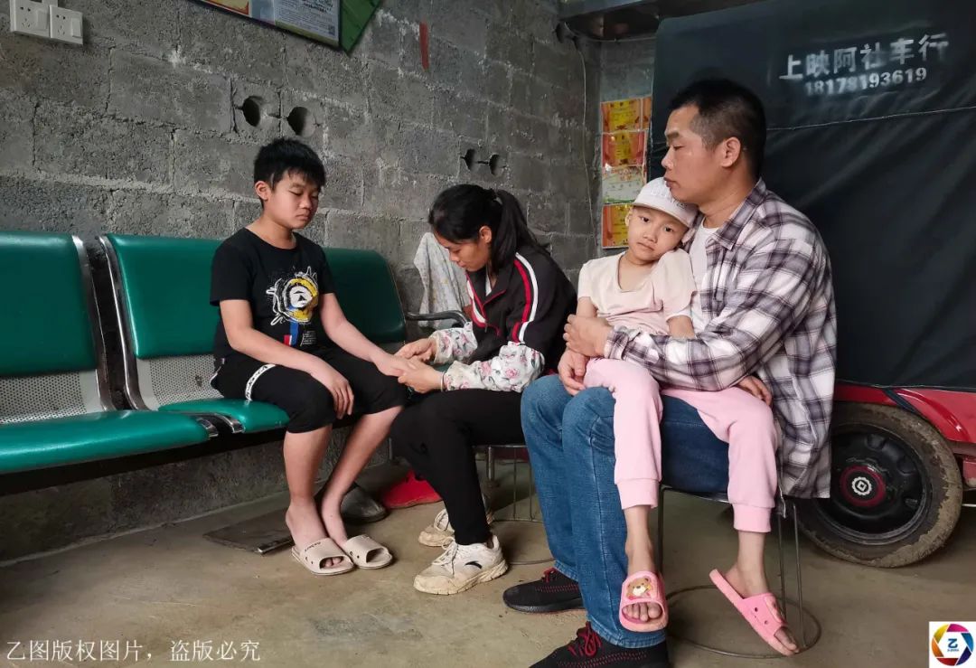 [女儿]妻子要放弃女儿，丈夫用“抓阄”决定救哪一个儿子女儿先后癌症