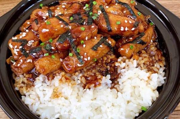 照烧鱼排饭,浓油赤酱,鲜嫩多汁,杏鲍菇炒肉家常美味,好吃翻倍