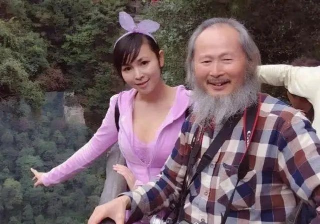 他画女儿画上了瘾,而且哪儿都敢画!网友:画时看着点吧_李壮平