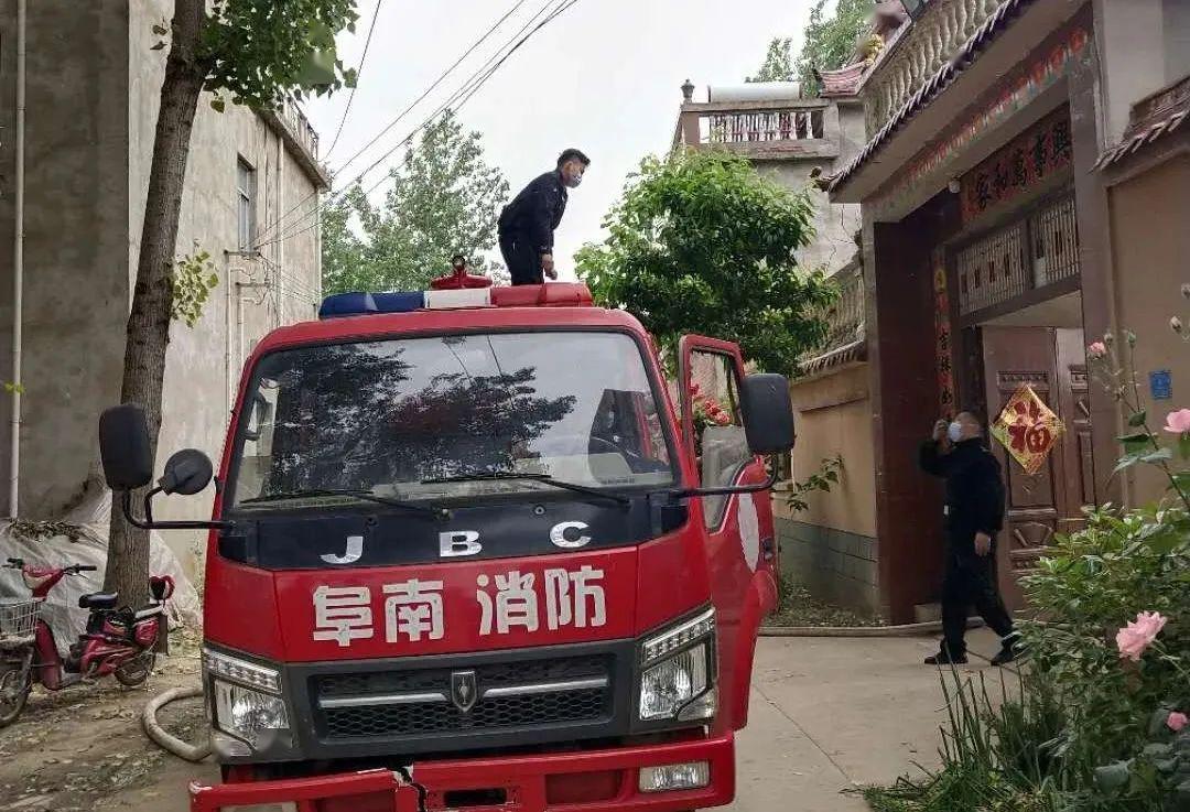 阜南一地因杨絮引发火灾 民警及时救助,不想还有意外收获