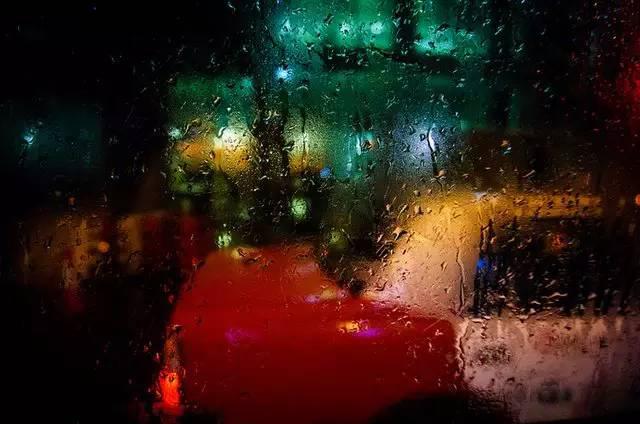尤其是拍摄彩色时,雨天夜景加上地上水面反光的色彩效果要比一般夜景