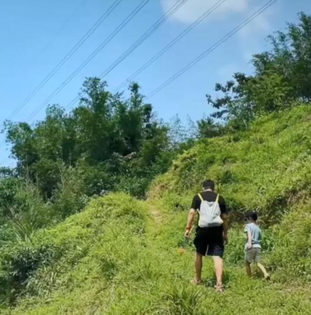 劉若英一家罕露面，富豪老公帶5歲兒子爬山，父子倆宛若黏貼復制 娛樂 第2張