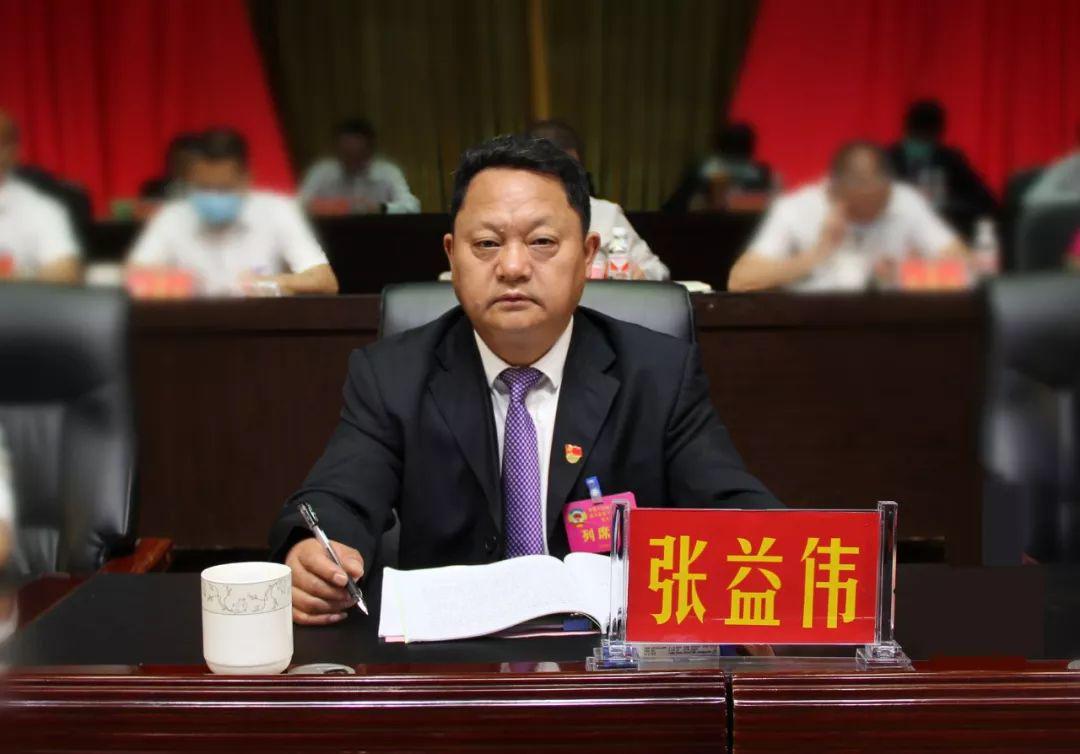 我县党政领导张益伟,石道竜,龚翠莲,孟诚琨在主席台就座.