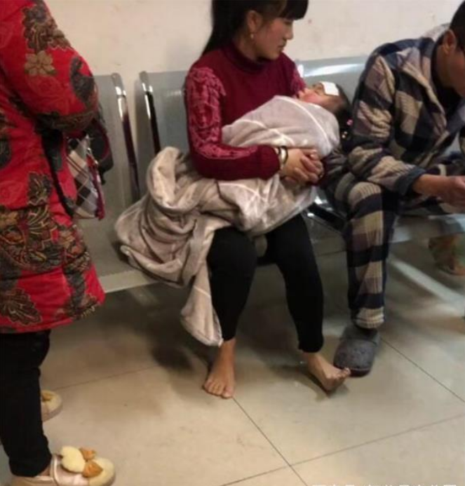 1岁孩子突发高烧,妈妈光脚抱儿子冲进医院,网友:为母则刚