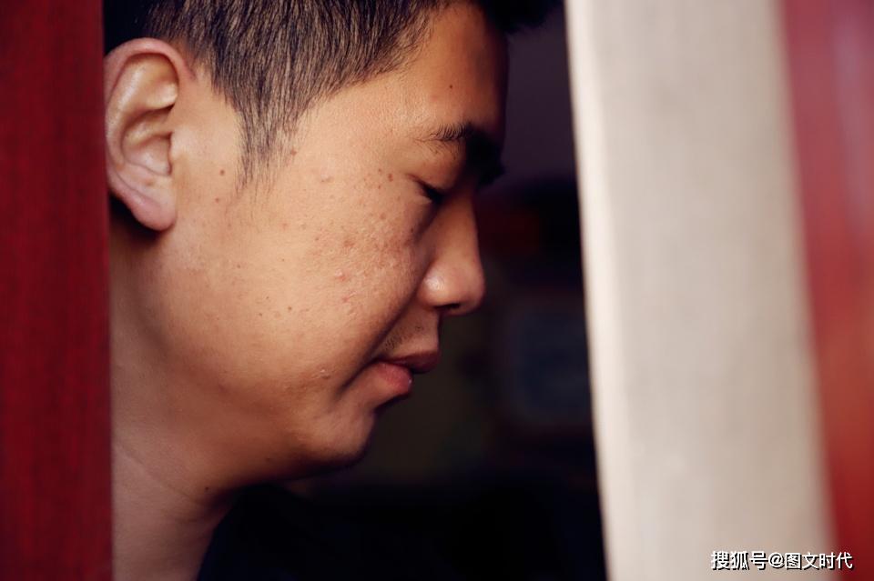 「奶奶」奶奶狠心赶病孙离家后，她自己也哭了男婴肝移植后又患癫痫