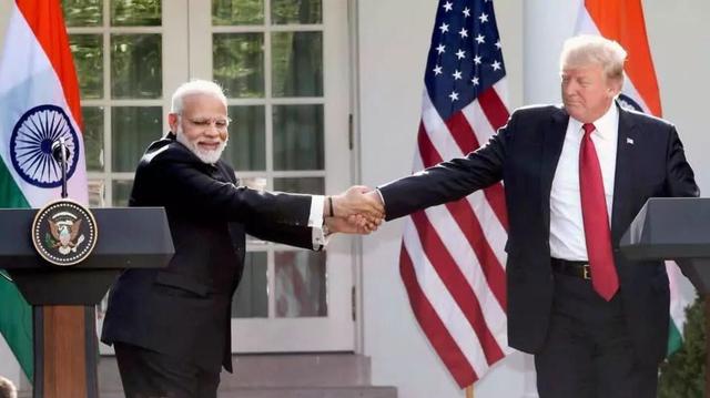 印度也在崛起,为何西方丝毫不围堵反而支持呢?