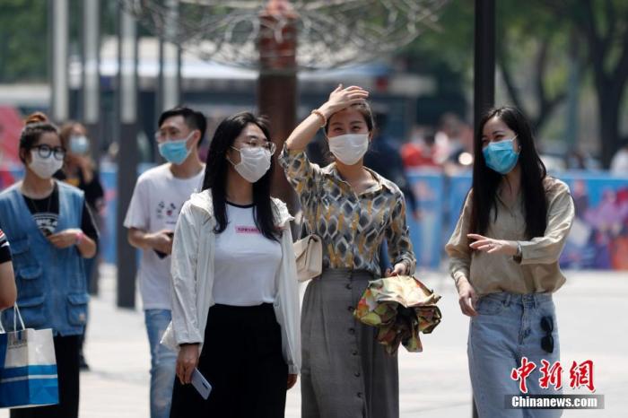 5月2日,"五一"假期的第二天,北京持续高温天气.图为民众戴口罩出行.