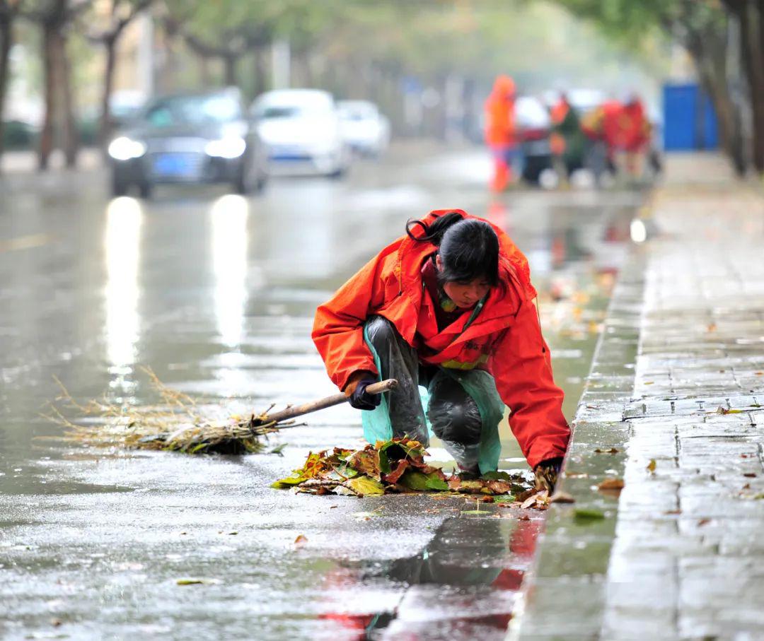 保障我市环卫工人雨中作业全力保障城市环境卫生