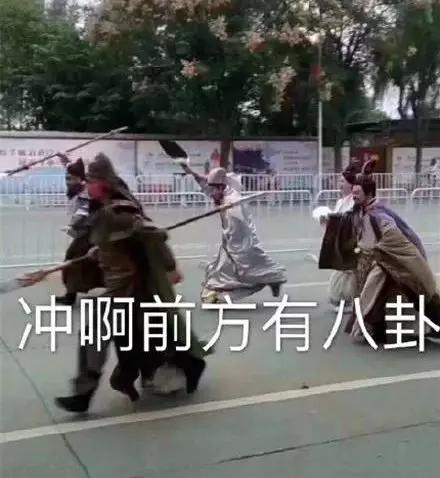 "二弟,三弟,大哥的的卢跑了,在此共同品尝下当地佳酿可否?"