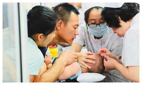 『区别』扎手和扎头有何区别？宝宝打针爱哭，聪明妈妈这样哄幼儿输液时