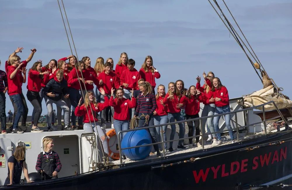 疫情没航班？荷兰学生“驾”100年帆船横跨大西洋回家
