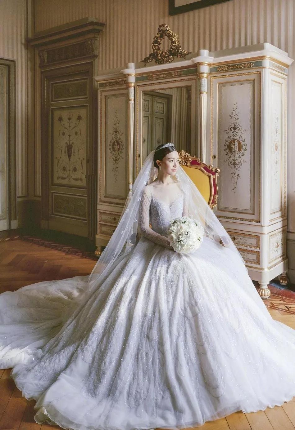 的镶钻montana蓝宝石冠冕 ,主婚纱澳洲品牌paolo sebastian,$65万