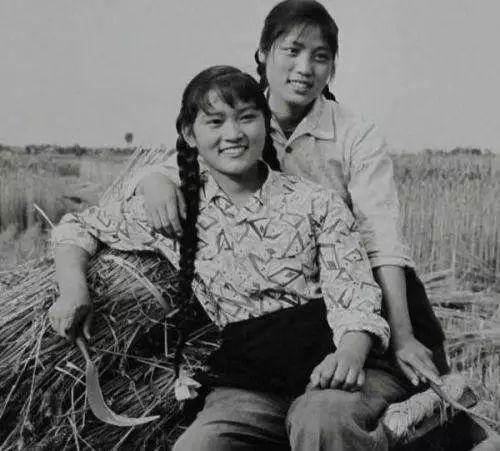 (七十年代的女知青劳动照.)