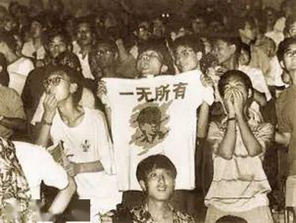 "新时期十年金曲回顾"演唱会,崔健伫立追光灯下,双眼蒙上一块红布,用