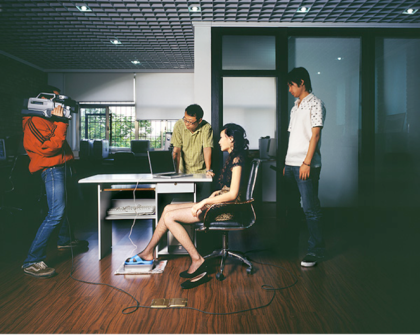 两个武汉小伙,10年专拍“伪新闻”,比现实更戳心