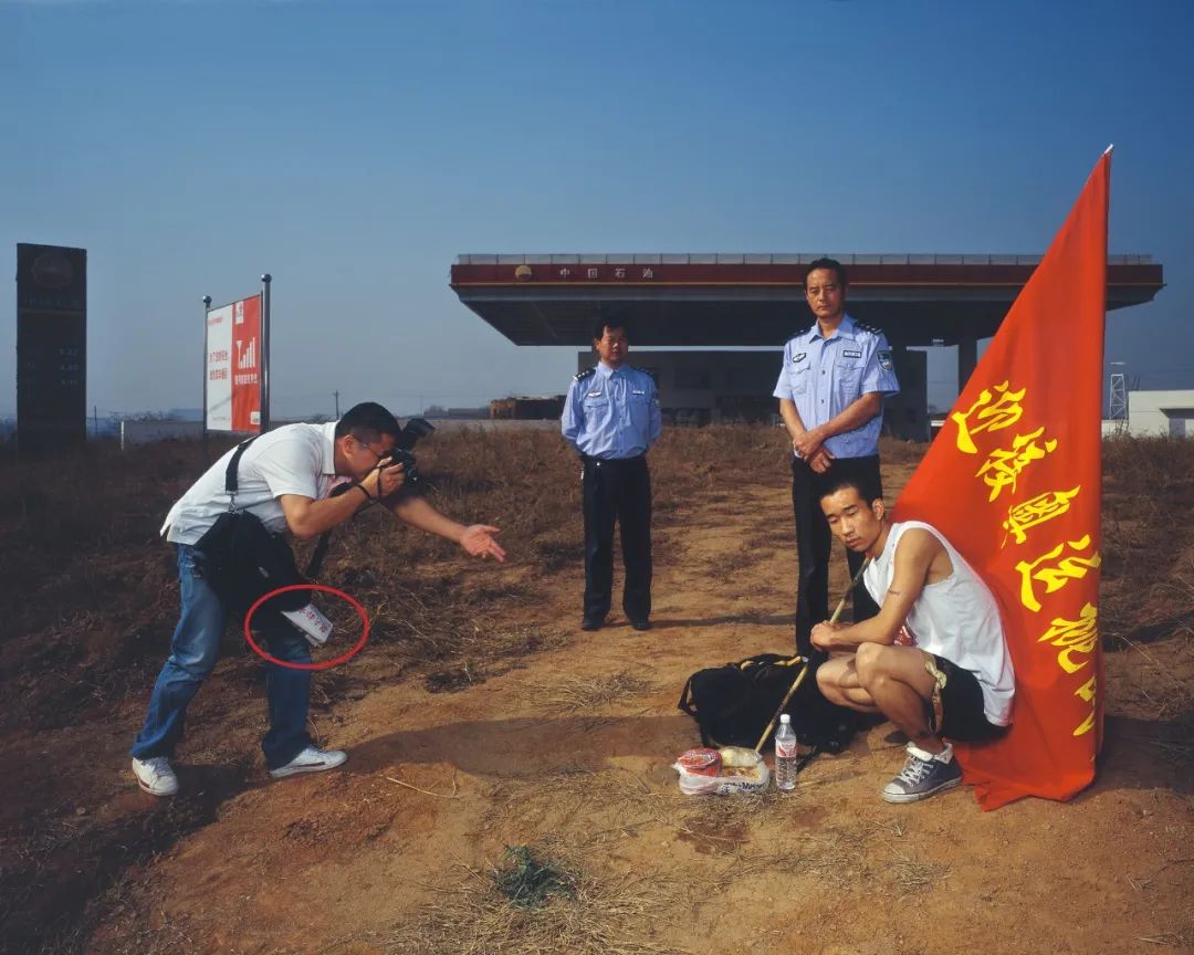 两个武汉小伙,10年专拍“伪新闻”,比现实更戳心