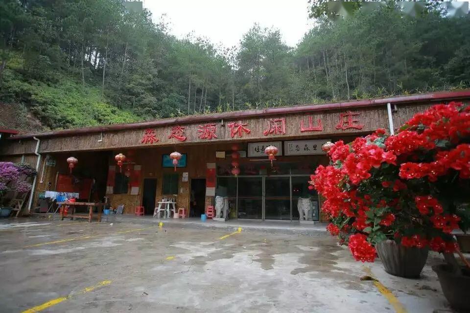 森态源农家乐餐馆坐落在长潭旅游区入口处,山庄依山傍水,环境优美