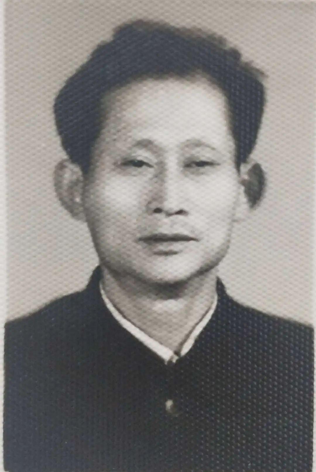 季惠泉,男,汉族,1932年5月生,江苏省南è市人.