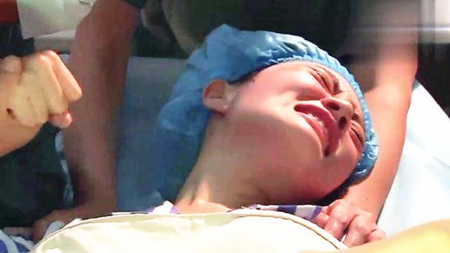 18岁少女当街产子引热议,生孩子这么顺利吗?开十指的痛你想不到