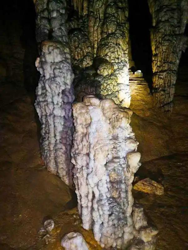 发现一个洞中有洞,景致各异的天然溶洞 该溶洞洞口朝天,直径不足2米