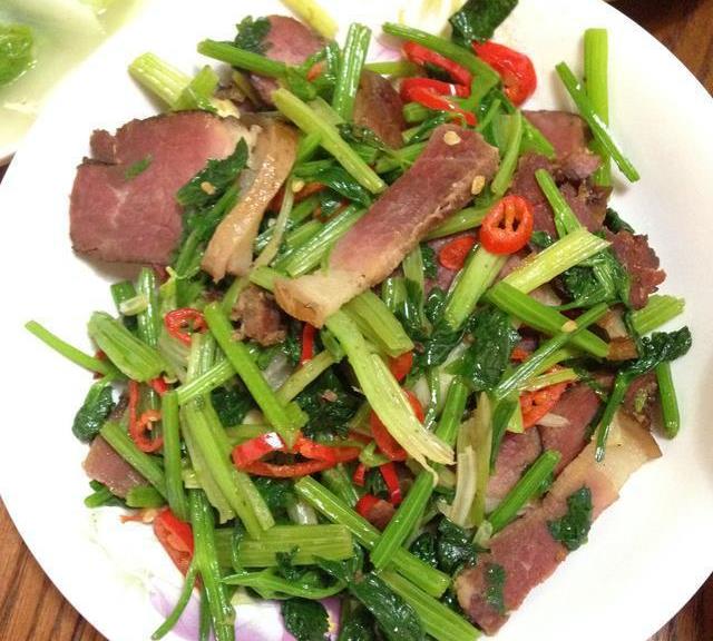 原创美食推荐芹菜炒腊肉酸菜汆羊肉香辣猪耳丝的做法