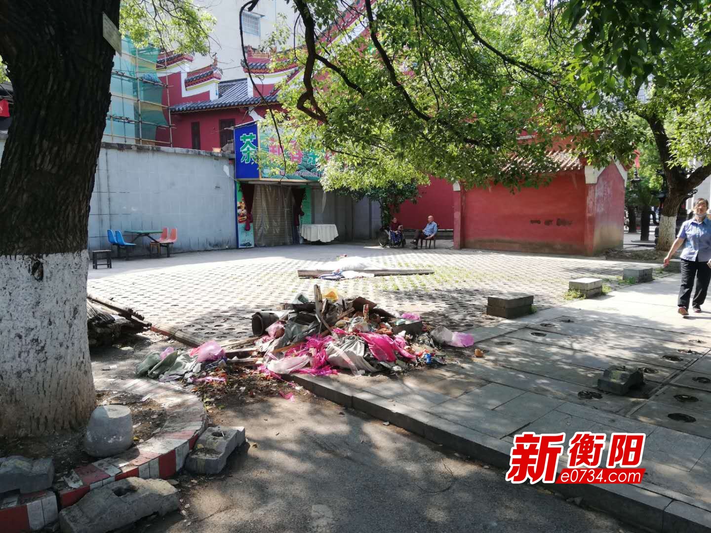 向不文明行为说“不”：居民图方便古樟树下垃