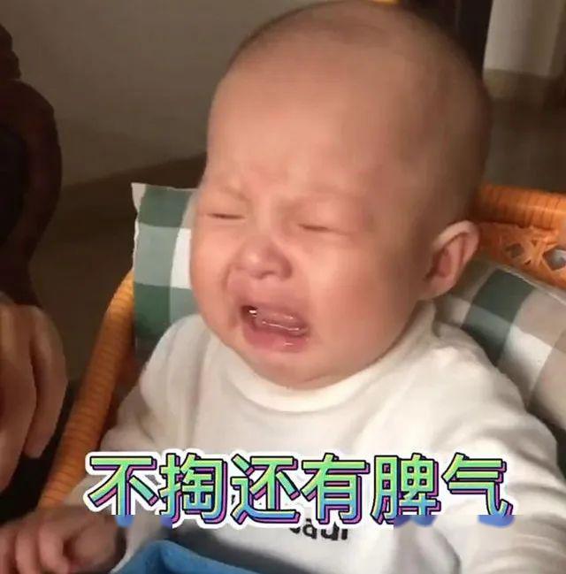 『妈妈』不掏便哭给你看~网友：长大后是采耳的VIP客户宝宝沉醉于被妈妈掏耳朵