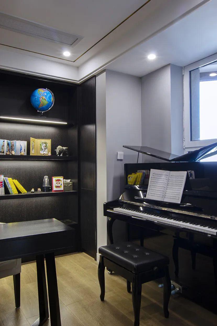 书房还塞进了一架钢琴,在家练琴也有一个私密的个人空间.  客卫