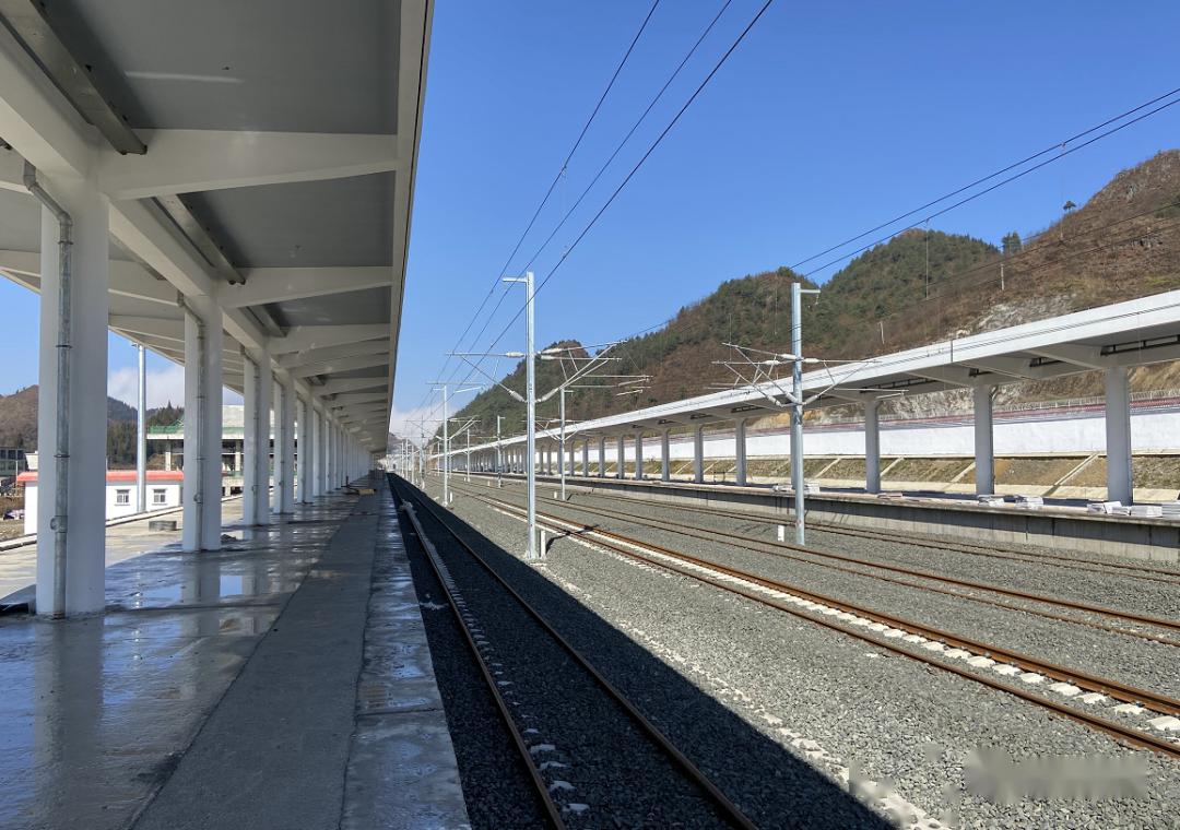 六盘水东站整个站点建设仍在进行,站在站台前广场看去,"六盘水东站"五