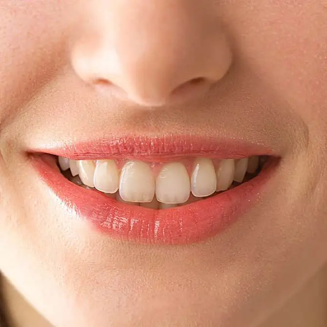 答案是露出6~8颗牙齿一个发自内心的微笑应该做到:眼睛要笑,嘴唇上翘