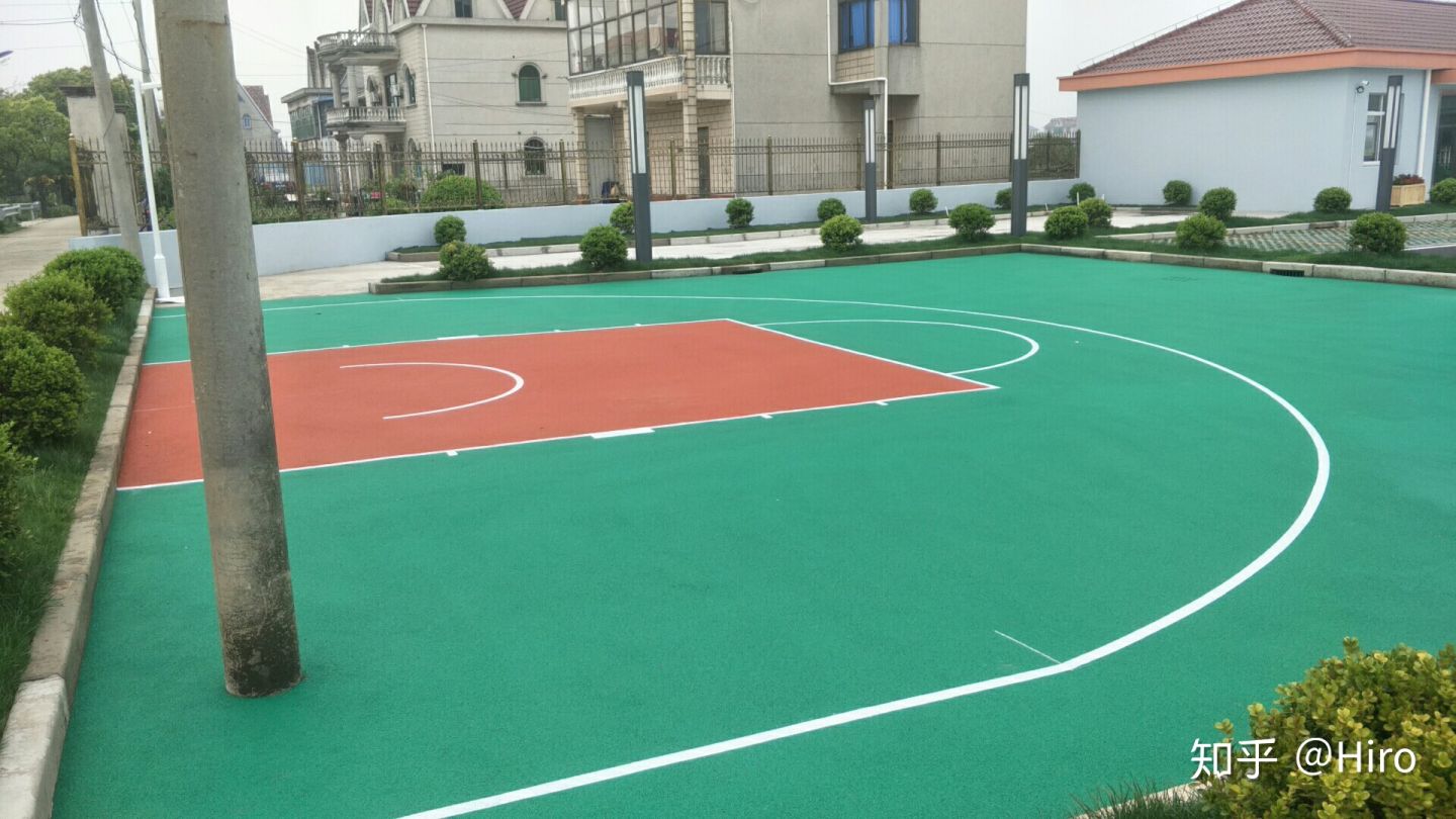 想在家里修建一个小型篮球场,最少需要多大的空间和成本?