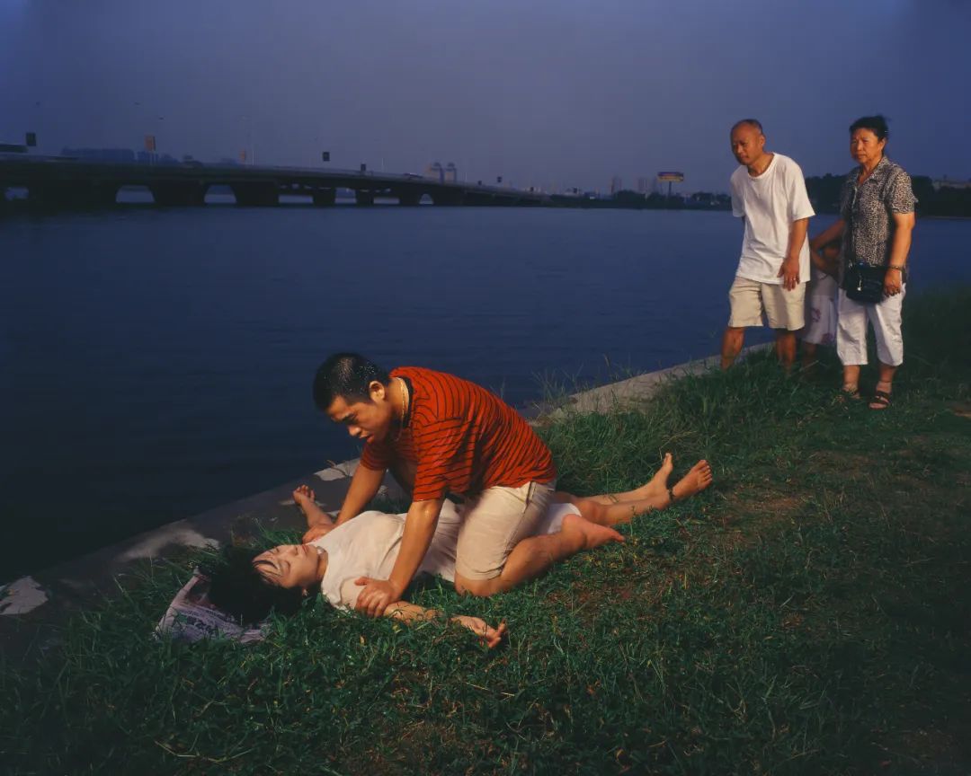 两个武汉小伙,10年专拍“伪新闻”,比现实更戳心