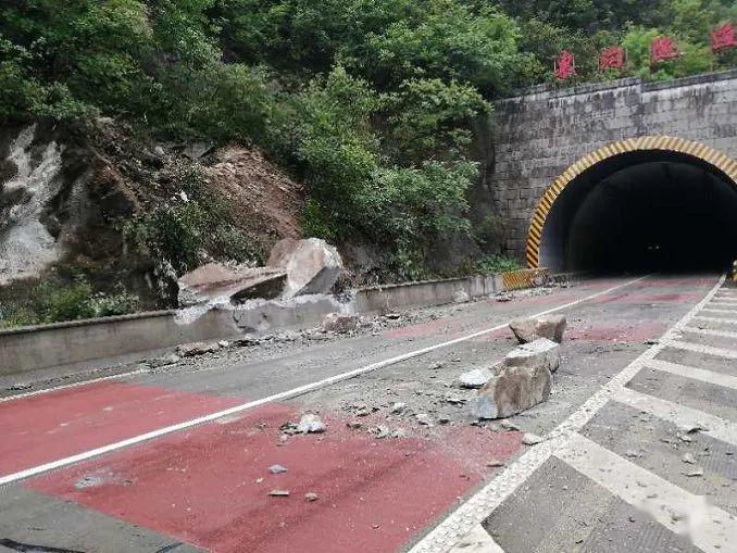 高养中心迅速清理武罐高速公路路面落石