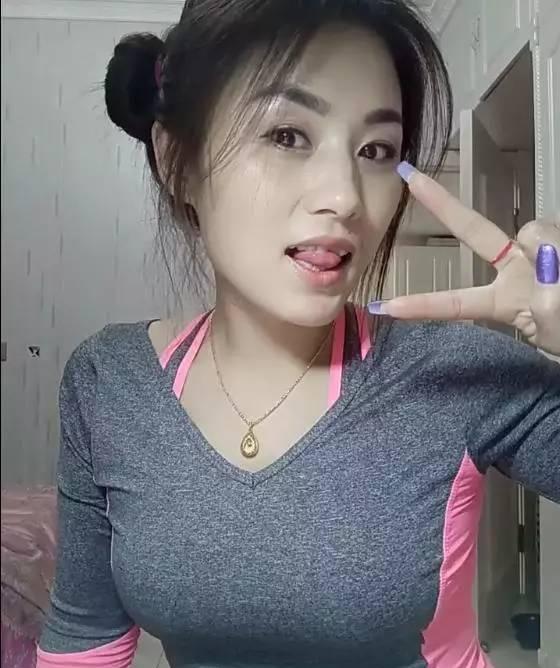 原创搞笑gif趣图:吸尘器是爸爸的好帮手啊!扎辫子真的很方便啊
