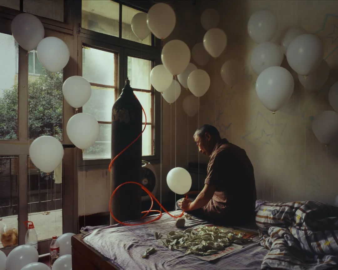 两个武汉小伙,10年专拍“伪新闻”,比现实更戳心