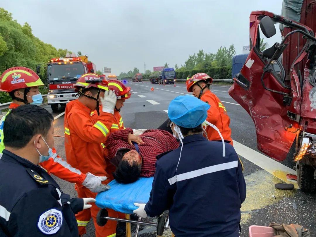 如皋发生一起车祸!2人当场身亡.