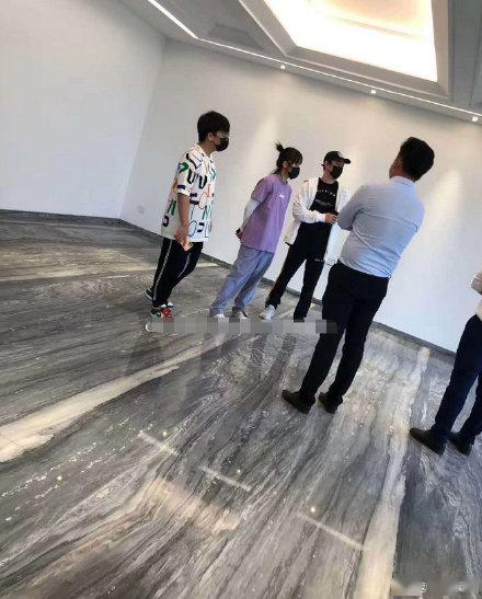 王思聪同时约会6名女伴，美女环绕身边一团和气