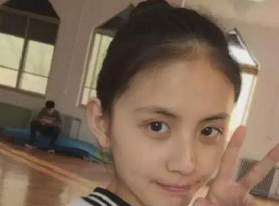 王思聪同时约会6名女伴，美女环绕身边一团和气