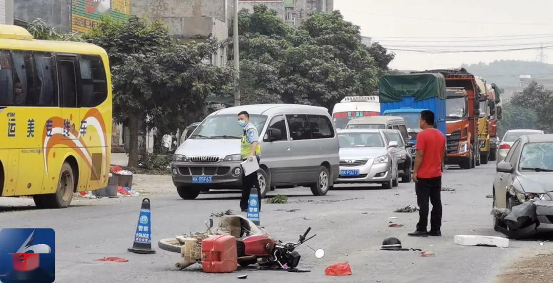 博白博龙路潭连路口发生一起车祸小车车头撞出大缺口