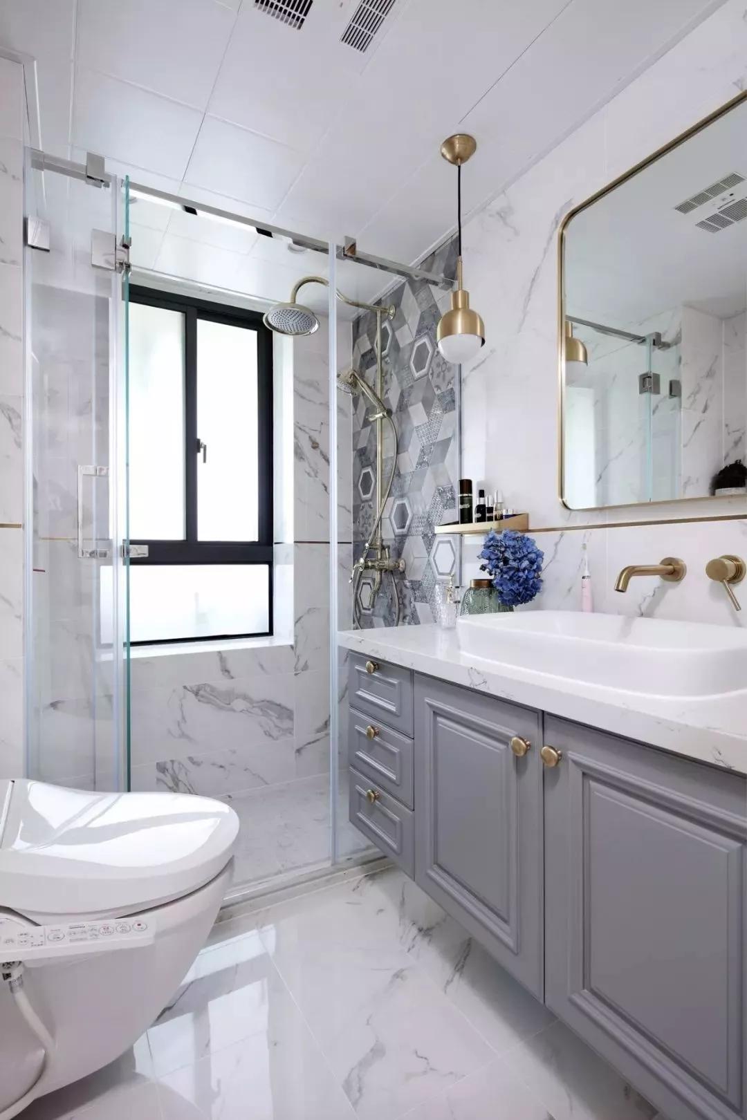 卫生间以黑色的墙地砖为主,搭配白色的卫浴产品,黑白色的经典搭配方案