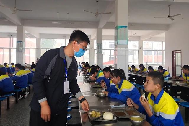 "平阴县东阿中学就餐值班教师暖心询问学生.