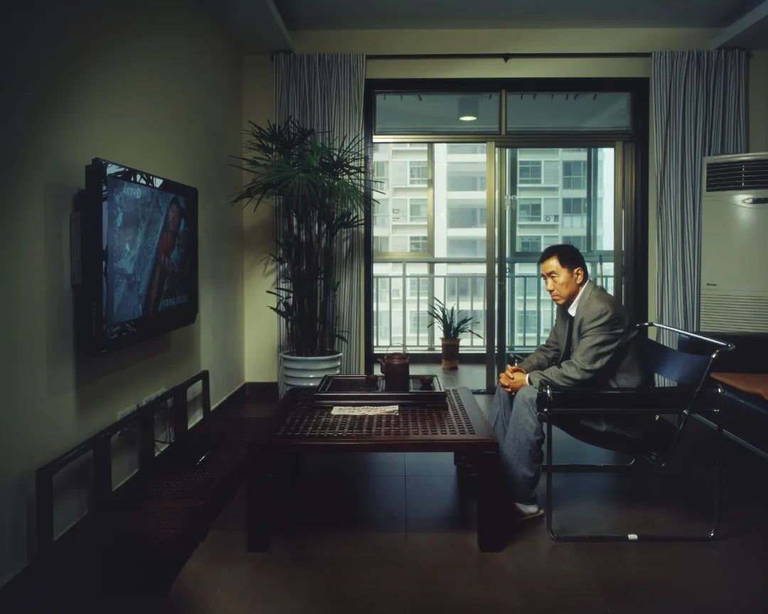 两个武汉小伙,10年专拍“伪新闻”,比现实更戳心