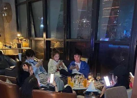 王思聪同时约会6名女伴，美女环绕身边一团和气