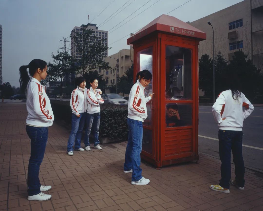 两个武汉小伙,10年专拍“伪新闻”,比现实更戳心