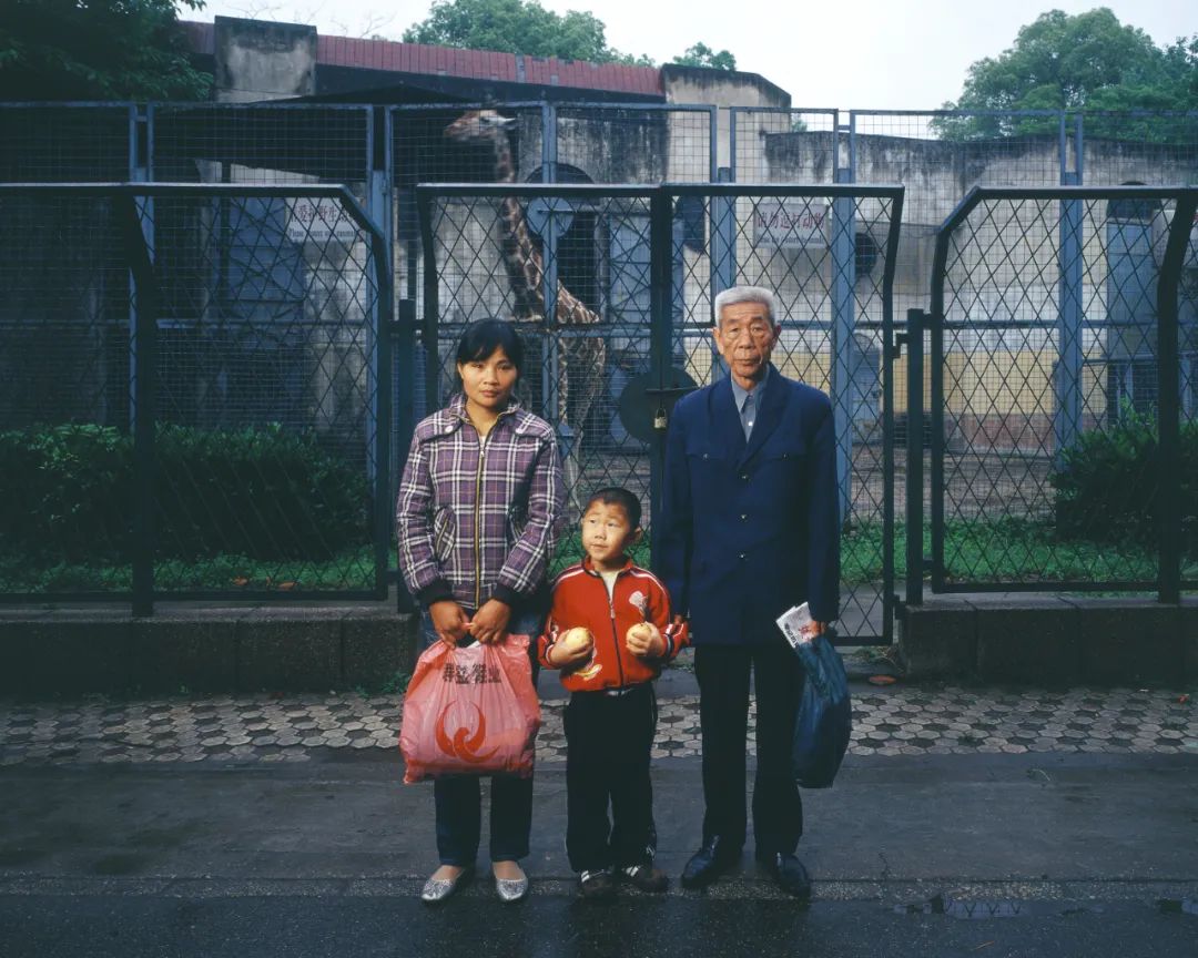 两个武汉小伙,10年专拍“伪新闻”,比现实更戳心